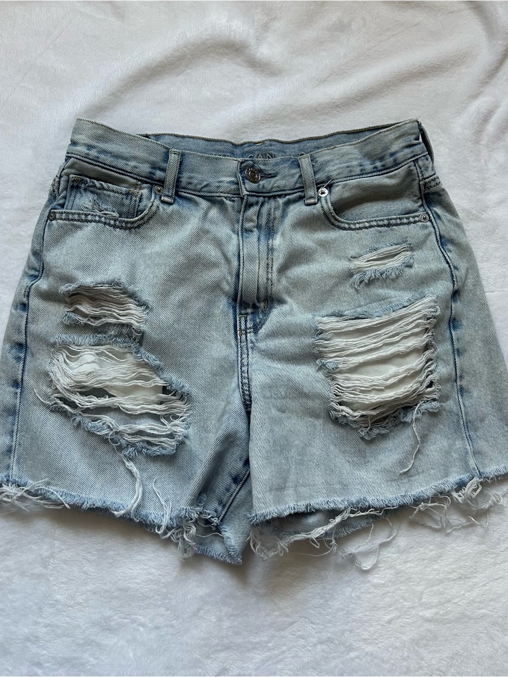 American Eagle Mom Shorts Women’s 4 Light Wash Distressed Ripped Denim High Rise